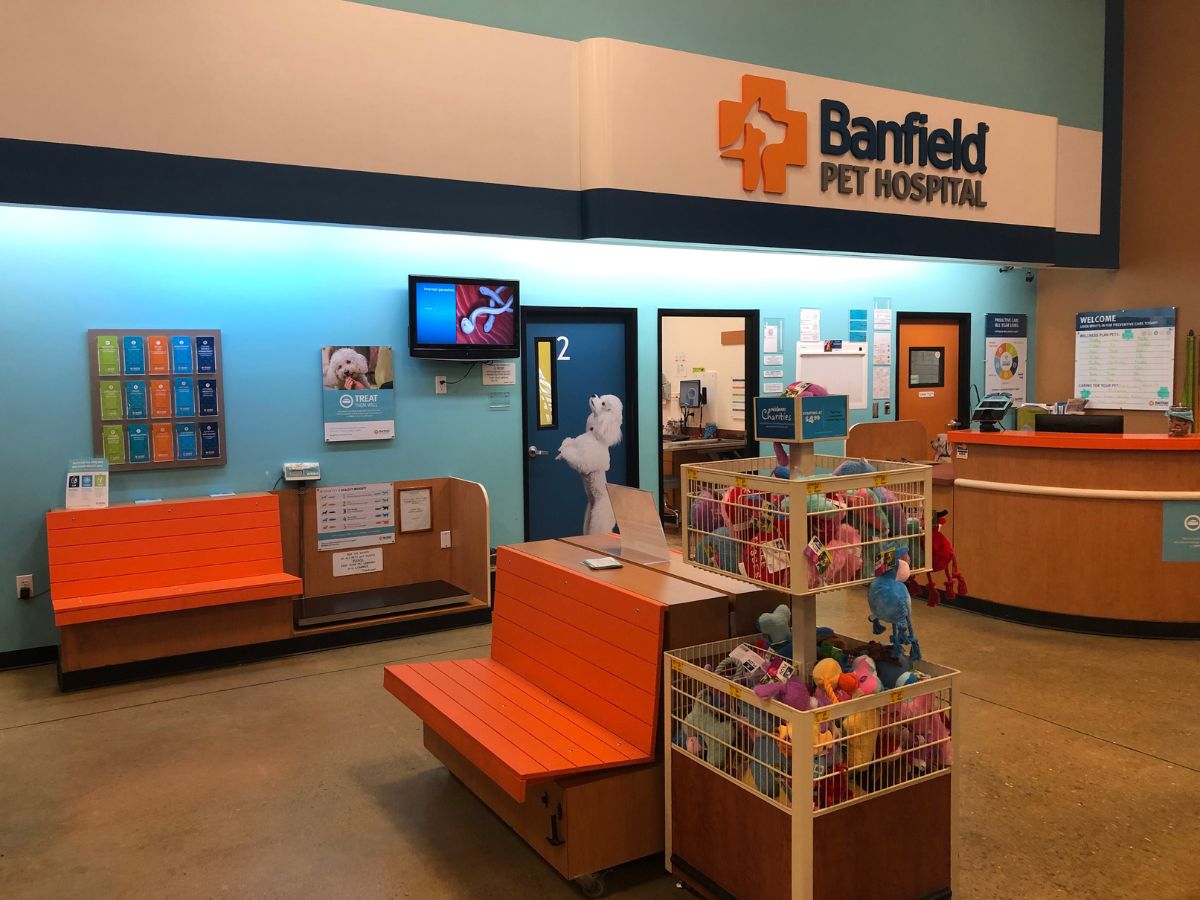 Lobby view of Banfield Pet Hospital: Royal Palm Beach