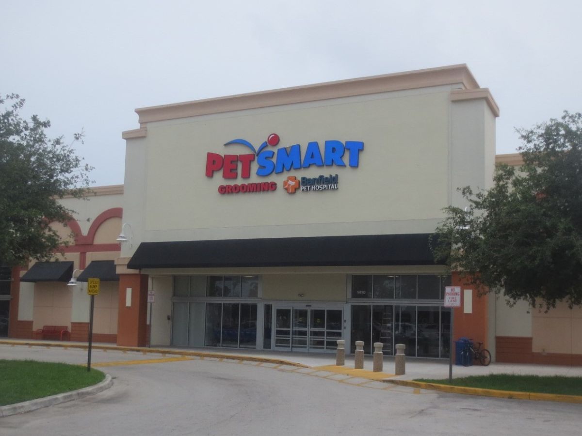 Exterior entrance to Banfield Pet Hospital: Pompano