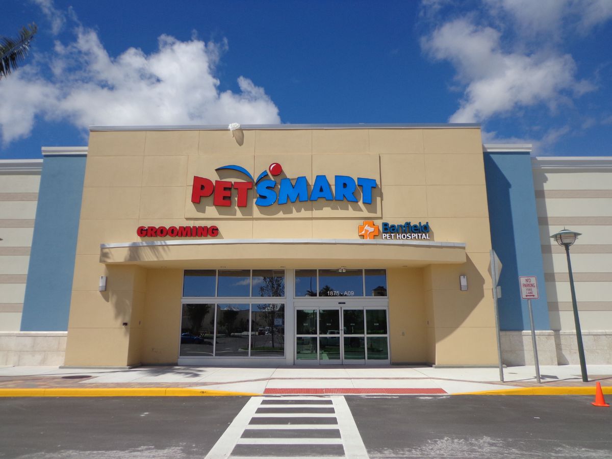 Exterior entrance to Banfield Pet Hospital: West Palm Beach