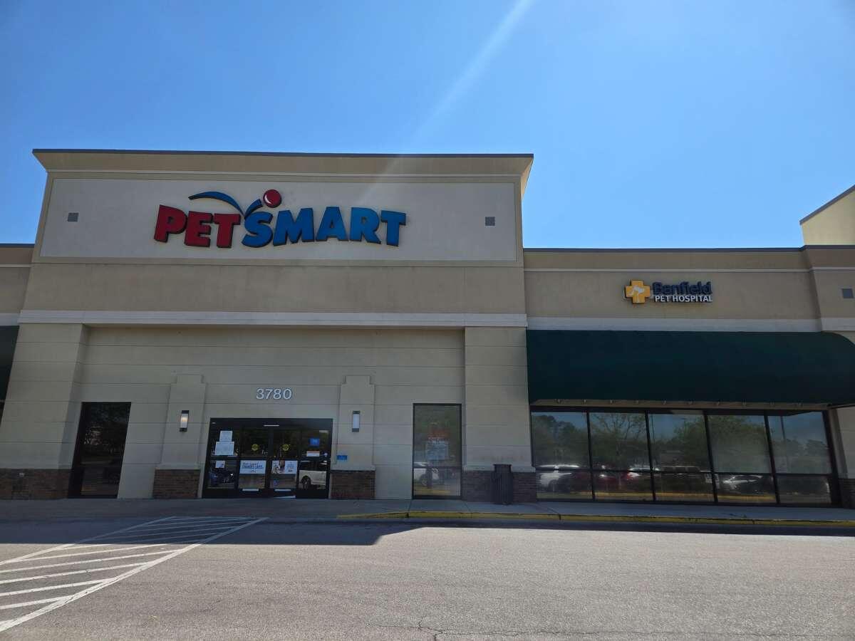 Banfield Pet Hospital: Hoover entrance