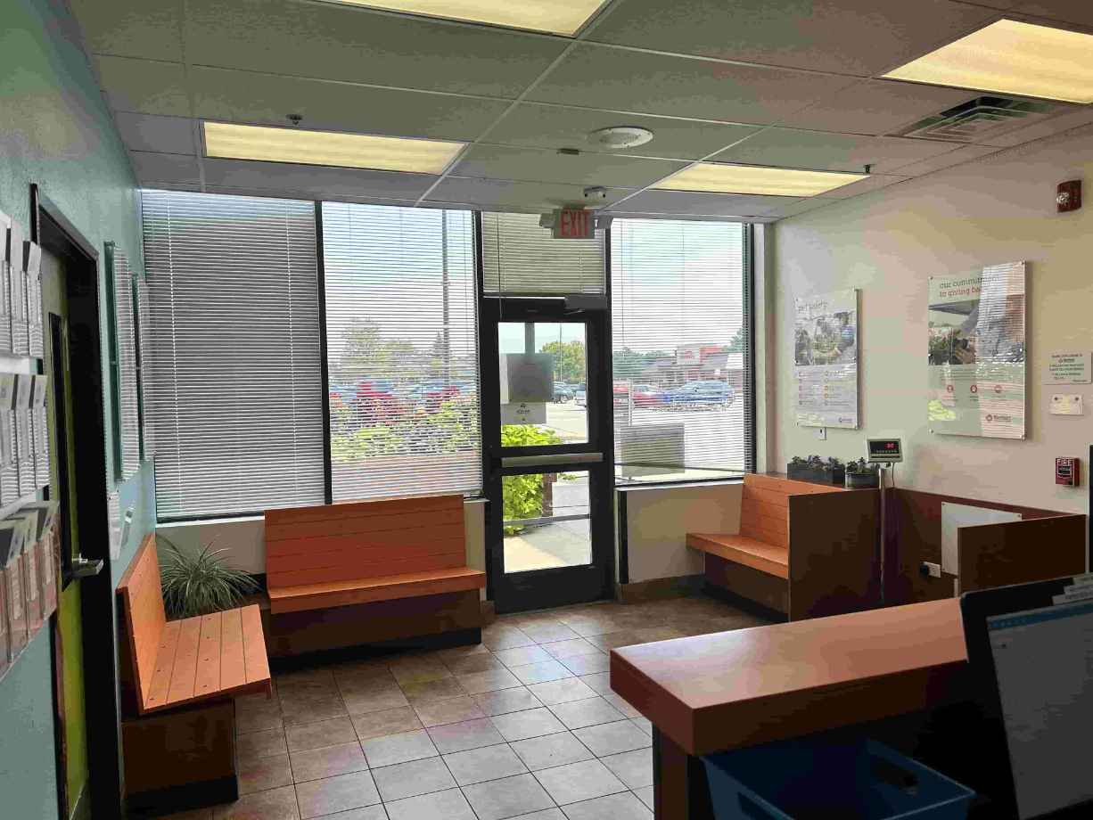 Hospital lobby photo at Banfield Bloomingdale 