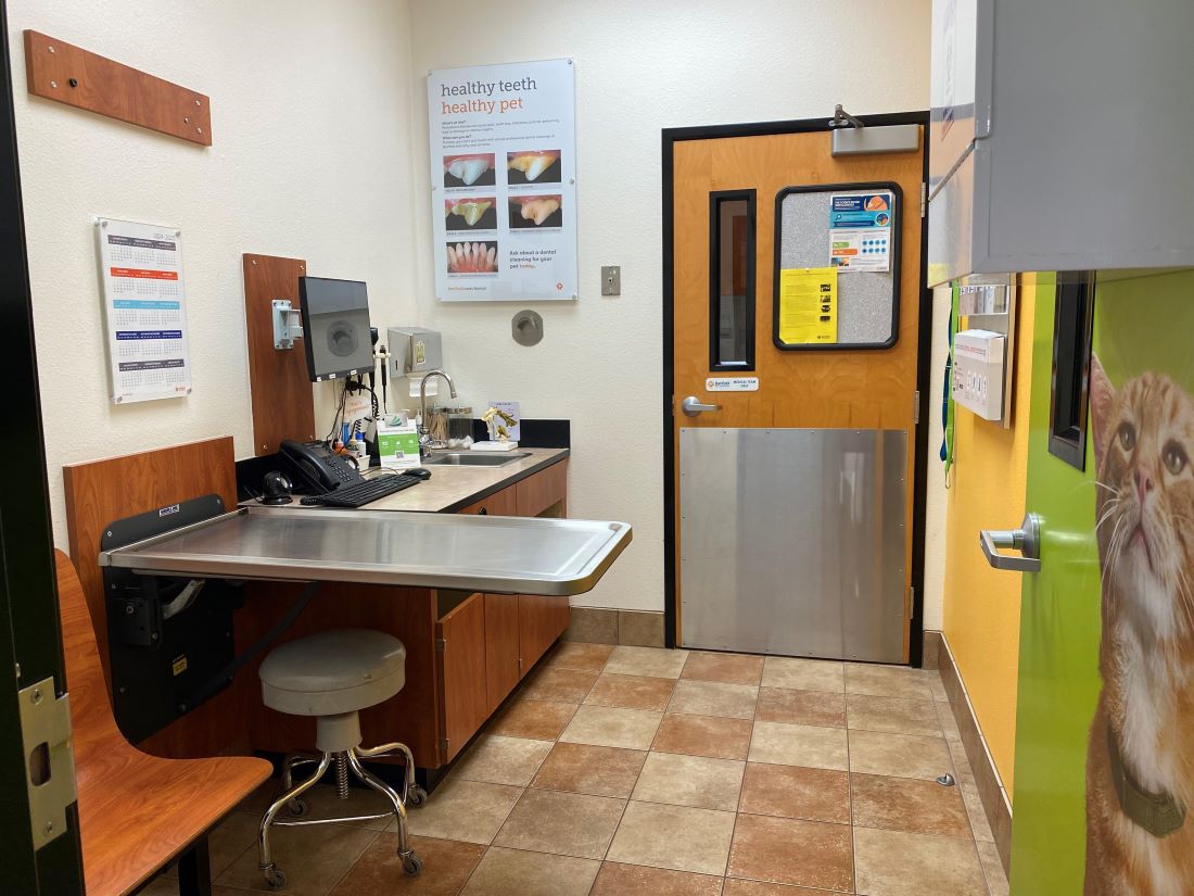Lobby at Banfield Pet Hospital - Oak View