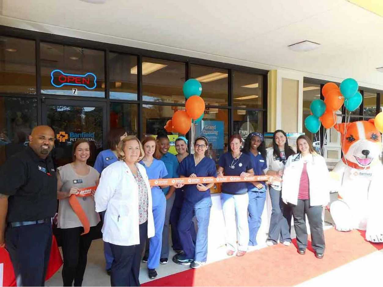 A group of Banfield Associates at the Banfield Pet Hospital