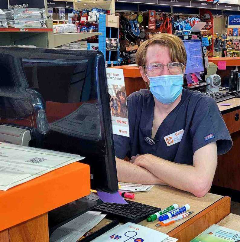 A male Banfield Associate