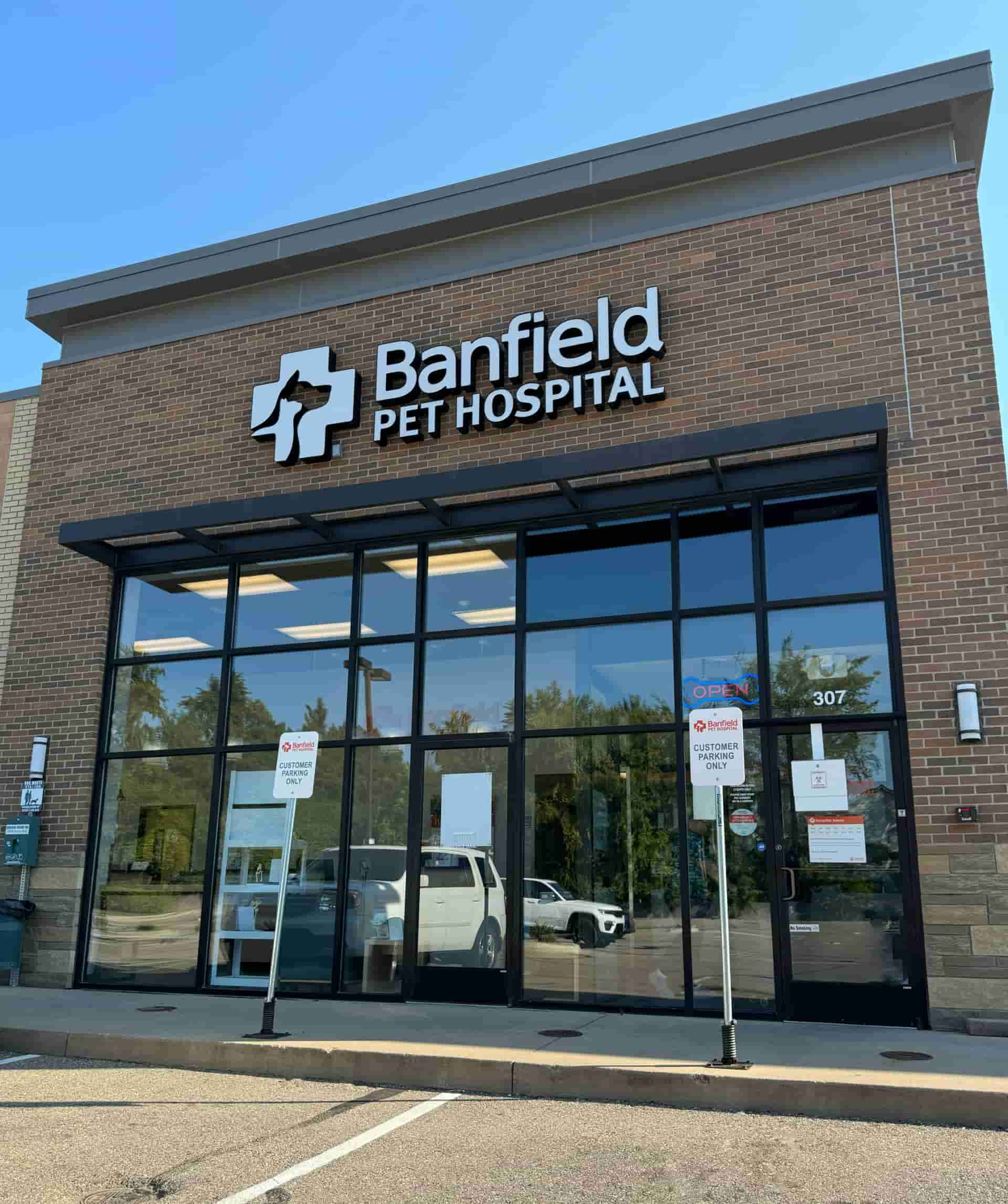Front door of Banfield Pet Hospital - Troy