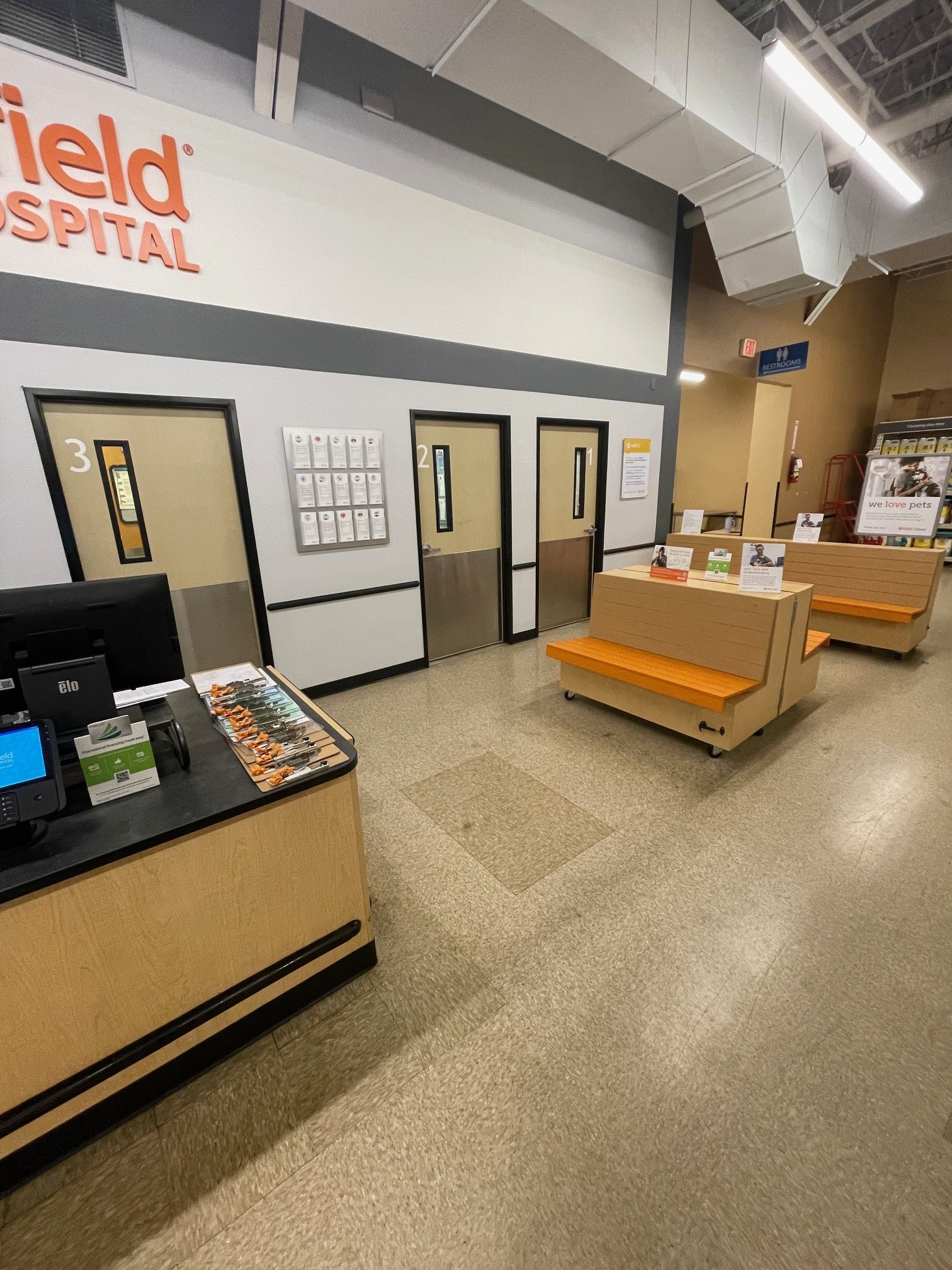 The examination room at Banfield Pet Hospital: Ward Parkway