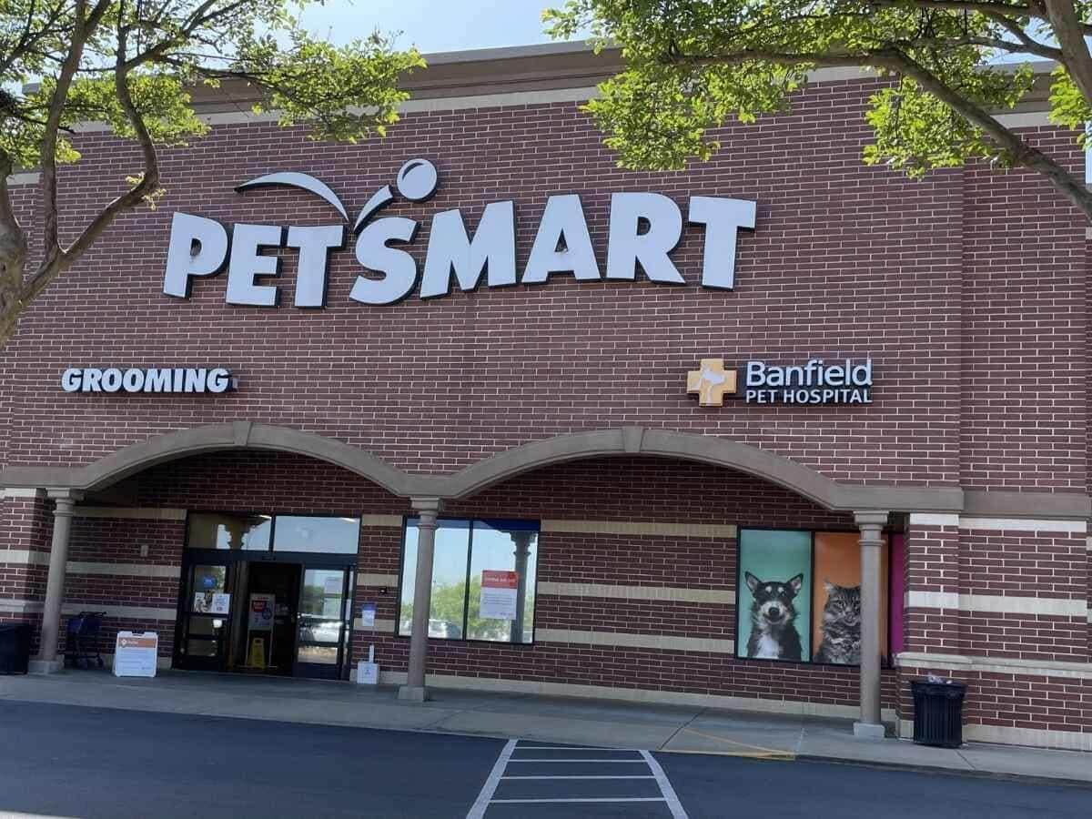 Banfield Pet Hospital: Woodstock entrance 
