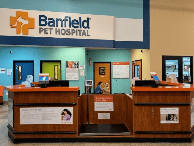 An image of Banfield Pet Hospital Greenwood front desk